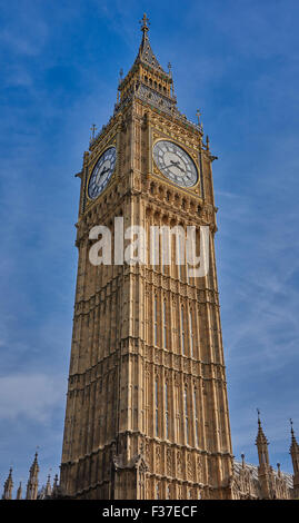 Big Ben ist der Spitzname für die große Glocke der Uhr am nördlichen Ende des Palace of Westminster in London Stockfoto