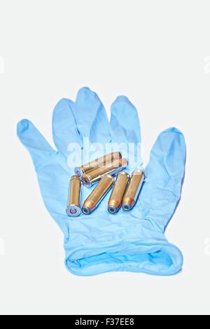 6 x 357 Magnum Pistole Patronen auf Latex-Handschuhe Stockfoto