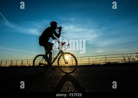 Edinburgh, Schottland. 1. Oktober 2015. Am frühen Morgen Jogger und Radfahrer Training im Holyrood Park, Edinburgh, laufen und Radfahren um Arthurs Seat Credit: Andrew O'Brien/Alamy Live News Stockfoto