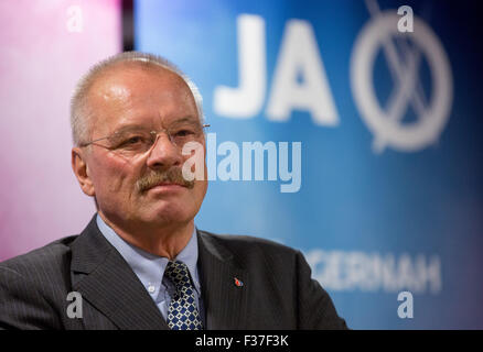 Hamburg, Deutschland. 30. Sep, 2015. Juergen Mantell, Präsident der Sportgemeinschaft Hamburg spricht über die Stadt Zuschlag für die Olympischen Sommerspiele 2024 während einer Veranstaltung an der Barclaycard-Arena in Hamburg, Deutschland, 30. September 2015. Die Veranstaltung beginnt eine Reihe von Informationsveranstaltungen zu Hamburgs Bewerbung für die Olympischen Sommerspiele 2024 für die Anwohner vor dem Referendum am 29. November stattfinden wird. Foto: Axel Heimken/Dpa/Alamy Live News Stockfoto