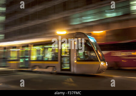 Nacht-Zeit-Dublin, Irland. Eine Straßenbahn LUAS mit Geschwindigkeit zu verwischen Stockfoto