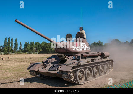 Ein ehemaliger russischer T-34-Panzer in privater Hand wird in Damyns Hall, Essex, Großbritannien, auf Herz und Nieren geprüft Stockfoto