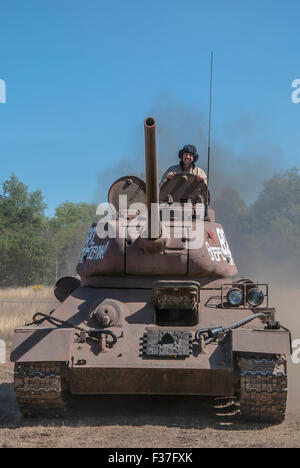 Ein ehemaliger russischer T-34-Panzer in privater Hand wird in Damyns Hall, Essex, Großbritannien, auf Herz und Nieren geprüft Stockfoto
