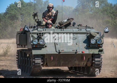 Ein ehemaliges militärisches FV432-Fahrzeug in Privatbesitz, das für die Öffentlichkeit in Damyns Hall, Essex, Großbritannien, auf Herz und Nieren geprüft wird Stockfoto