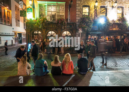 Nacht am Wochenende in Temple Bar, Dublin, Irland Stockfoto