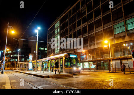 Nacht-Zeit-Dublin, Irland. Eine LUAS Tram Haltestelle Busaras. Stockfoto