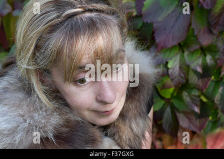 Frau In Pelzjacke Stockfoto