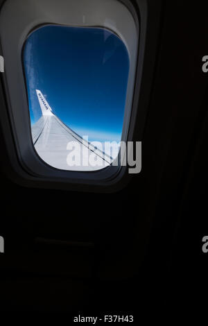 Blick auf die Tragfläche auf einem Ryanair-Flug durch die Kabinenfenster schaut. Stockfoto