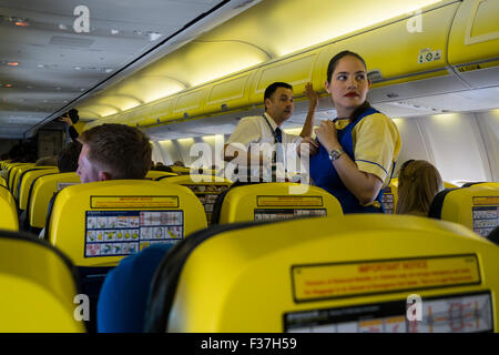 Passagiere und Flugbegleiter auf einem Ryanair-Airbus A380-Flug. Stockfoto