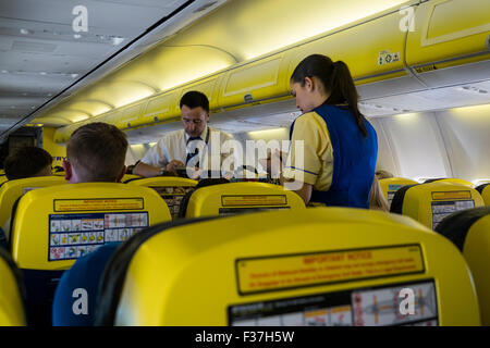 Passagiere und Flugbegleiter auf einem Ryanair-Airbus A380-Flug. Stockfoto