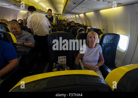 Passagiere und Flugbegleiter auf einem Ryanair-Airbus A380-Flug. Stockfoto