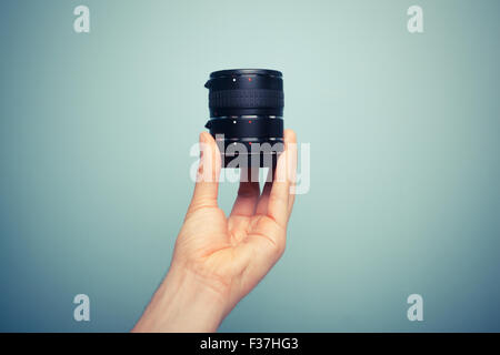 Eine Hand hält eine Reihe von Verlängerungsrohre für Makro-Fotografie Stockfoto