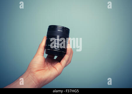 Eine Hand hält eine Reihe von Verlängerungsrohre für Makro-Fotografie Stockfoto