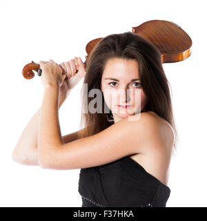 Brünette mit Geige im Studio vor weißem Hintergrund scheint am Rande des Schlagens Stockfoto