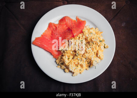 Rührei und Lachs auf einem weißen Teller Stockfoto