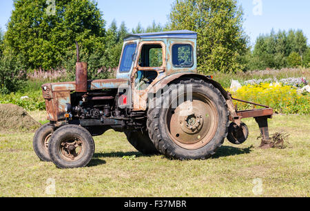 Alten Traktor im russischen Dorf in sonniger Tag Stockfoto