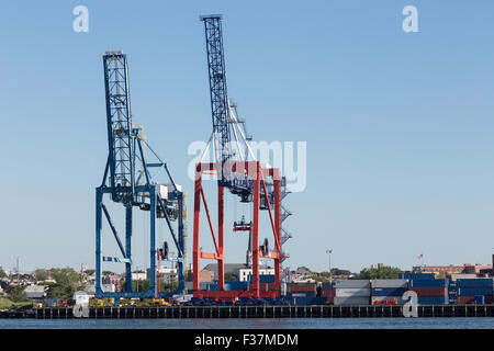 Fracht-Krane, Containertransport Lane, Buttermilk Channel, Brooklyn, NYC Stockfoto