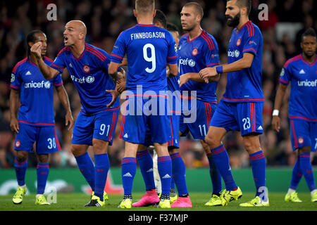 Olympiakos Piräus-Team Gruppe 29. September 2015 - Fußball: Esteban Cambiasso von Olympiacos spricht während der Gruppe F der UEFA Champions League-Partie zwischen Arsenal 2-3 Olympiacos im Emirates Stadium in London, England. Bildnachweis: Fernost-Presse/AFLO/Alamy Live-Nachrichten Stockfoto