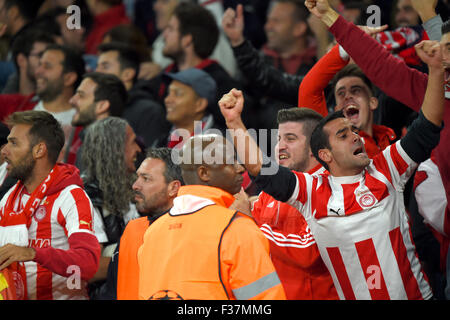 London, UK. 29. Sep, 2015. Olympiakos-fans Fußball: UEFA Champions League-Gruppe F-match zwischen Arsenal 2-3 Olympiacos im Emirates Stadium in London, England. Bildnachweis: Fernost-Presse/AFLO/Alamy Live-Nachrichten Stockfoto