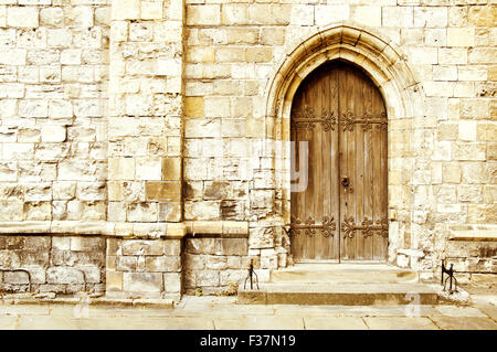 Alte gotische Tür in der Mauer. Architektur. Stockfoto