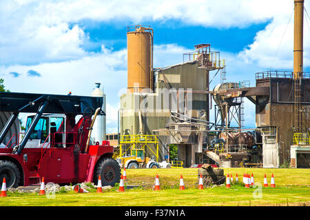 Industriegebiet mit Industriemaschinen und Schornsteine. Branche Unternehmen Konzeptbild. Stockfoto