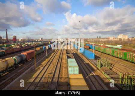 Güterzug mit Farbe Ladungsbehälter vorbei zum Bahnhof Stockfoto