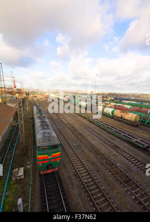 Güterzug mit Farbe Frachtcontainer im depot Stockfoto
