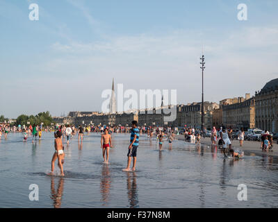 Kinder spielen im Wasser bei Le Miroir d ' Eau Stockfoto
