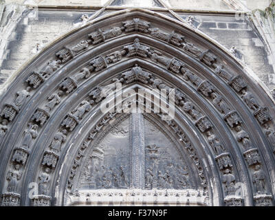 Tympanon Schnitzerei Details der Basilika St. Michael Stockfoto