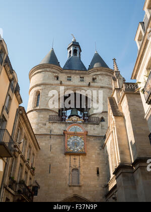 Uhr und Bell Tower der Église Catholique Saint-Eloi zwischen den Gebäuden Stockfoto