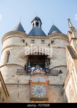 Uhr und Bell Tower der Église Catholique Saint-Eloi Stockfoto