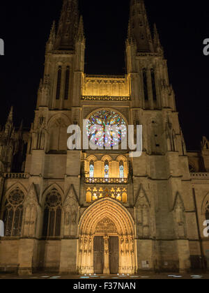 Kathedrale von Bordeaux in der Nacht Stockfoto