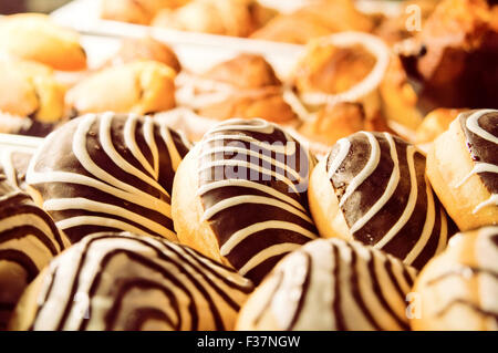 Lebensmittel-Hintergrund-Bild. Donuts und Muffins. Stockfoto