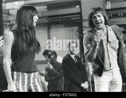 SONNY und CHER U.S. vocal Duo auf Ready, Steady, Go im August 1965. Foto Tony Gale Stockfoto