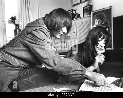 SONNY und CHER U.S. vocal Duo auf ihrem Londoner Haus 1965 Stockfoto