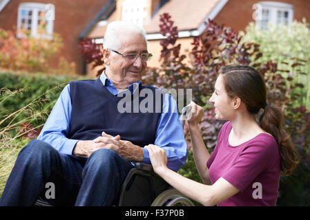 Erwachsene Tochter Besuch Vater im Rollstuhl Stockfoto