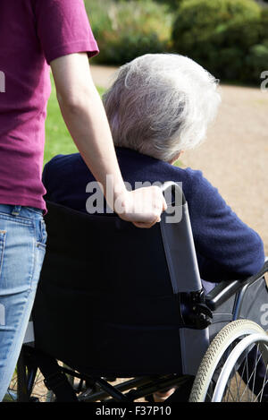 Tochter Senior Mutter im Rollstuhl schieben Stockfoto