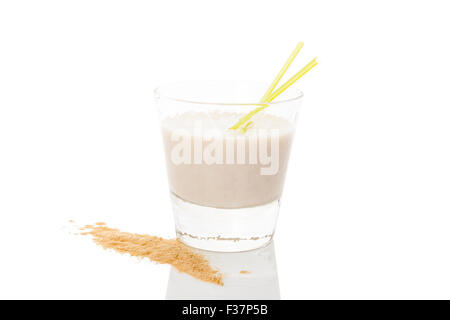 Maca Pulver auf Löffel und Maca Milchshake in Glas isoliert auf weißem Hintergrund. Natürliche alternative Medizin. Stockfoto