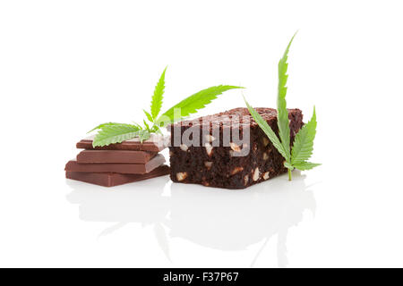 Schokolade Cannabis und Cannabis-Brownie mit Ganja Blatt isoliert auf weißem Hintergrund. Stockfoto