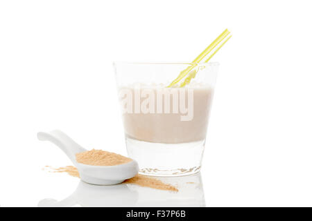 Maca Pulver auf Löffel und Maca Milchshake in Glas isoliert auf weißem Hintergrund. Natürliche alternative Medizin. Stockfoto