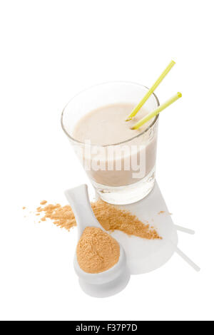 Maca Pulver auf Löffel und Maca Milchshake in Glas isoliert auf weißem Hintergrund. Natürliche alternative Medizin. Stockfoto