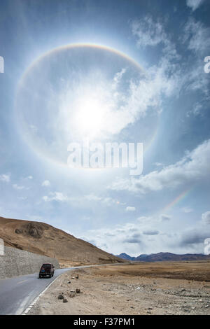 Kreisförmigen Regenbogen mit sekundären Regenbogen auf einem Roadtrip durch Tibet. Stockfoto