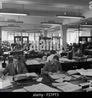 Historische, 1950er Jahre, Bild zeigt einen großen Großraumbüro mit Personal an Schaltern trat zusammen tun, Rechnungswesen, Buchhaltung oder administrative Arbeiten. Stockfoto