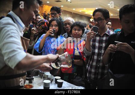 Jakarta, Indonesien. 1. Oktober 2015. Menschen genießen Kaffee anlässlich der ersten internationalen Tag des Kaffees in Jakarta, Indonesien, 1. Oktober 2015. Gefeiert wurde die erste offizielle International Tag des Kaffees mit kostenlosen Kaffee am Donnerstag. Bildnachweis: Zulkarnain/Xinhua/Alamy Live-Nachrichten Stockfoto