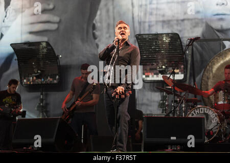 Morrissey, die live auf der Bühne beim Glastonbury Music Festival, England, UK, am 24. Juni 2011. Stockfoto