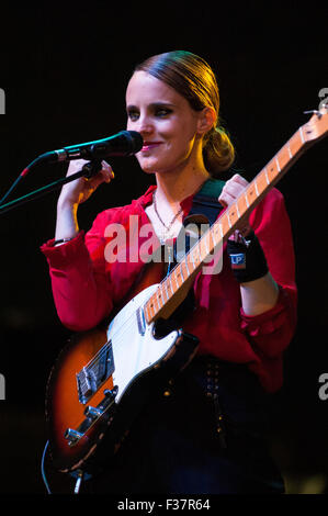 Anna Calvi, Leben englische Singer-Songwriter und Gitarrist, Durchführung bei Glastonbury Music Festival, England, UK, 26. Juni 2011. Stockfoto