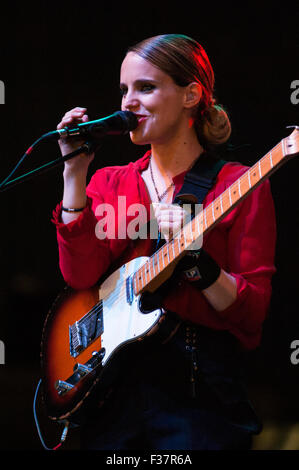 Anna Calvi, Leben englische Singer-Songwriter und Gitarrist, Durchführung bei Glastonbury Music Festival, England, UK, 26. Juni 2011. Stockfoto