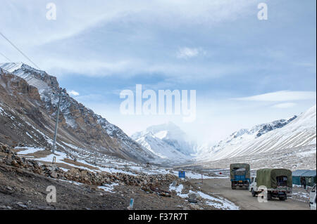 Mount Everest und die Surround-Tal, Himalaya, Tibet. LKW in Richtung Basislager. Stockfoto