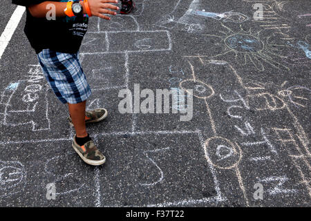 Kind Kreidezeichnung auf Bürgersteig - USA Stockfoto