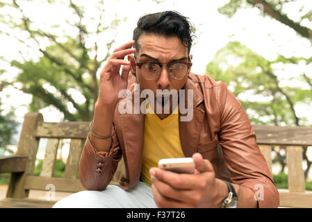 Asiatisch, Mann, indische Ethnien, Smart Phone, Casual, Kleidung, im Freien. Stockfoto